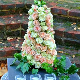 fwthumbChristmas small Roses Croqumebouche centerpiece 3 12 16.jpg